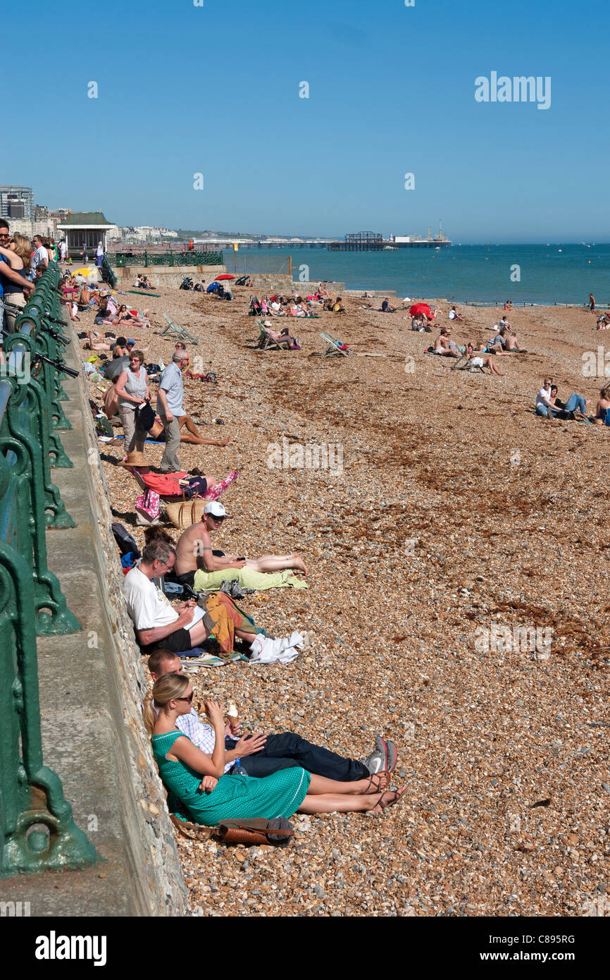 La playa de Hove, East Sussex, mirando hacia Brighton Foto de stock
