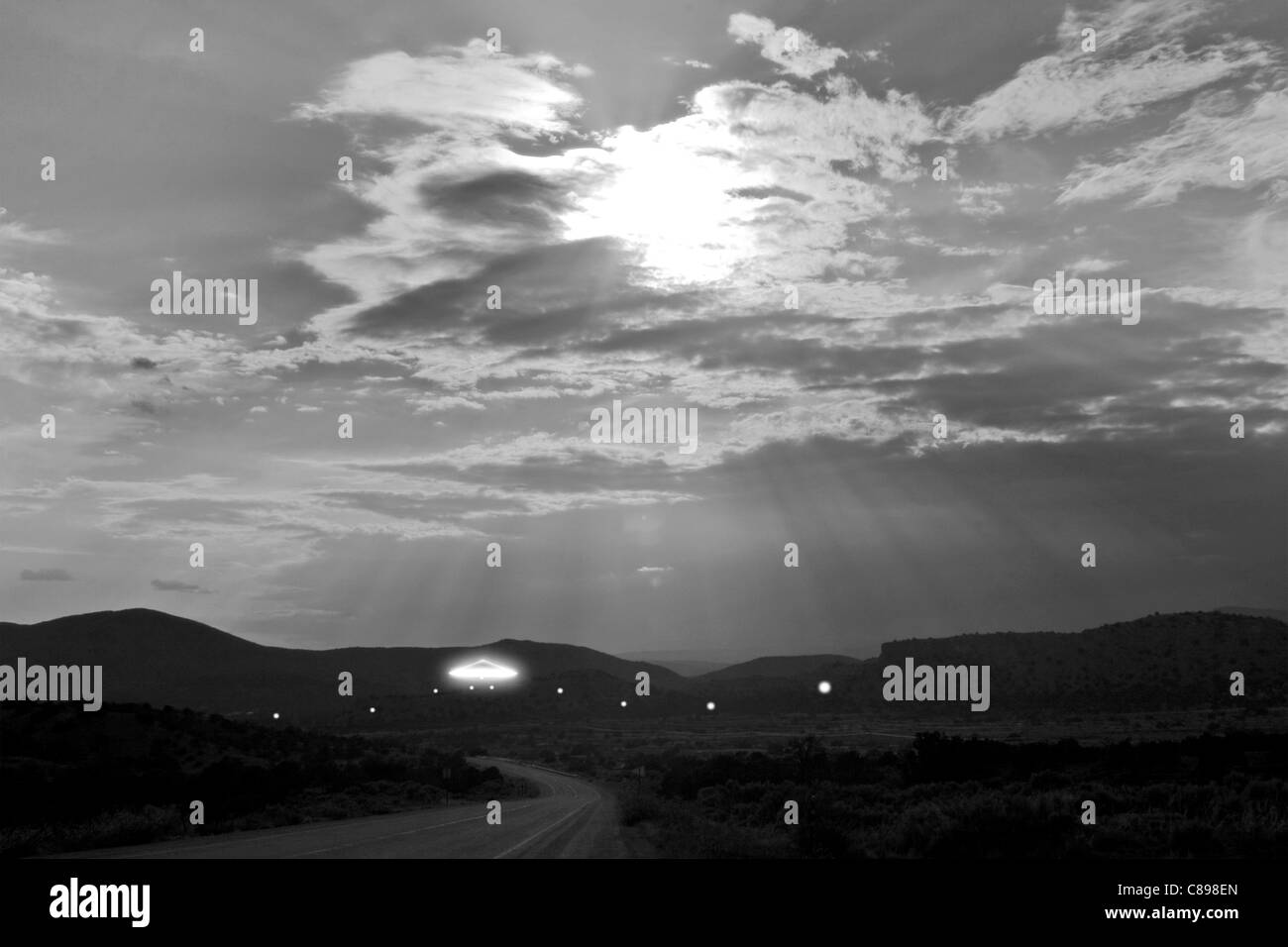 Ovni soltando orbes de noche Foto de stock
