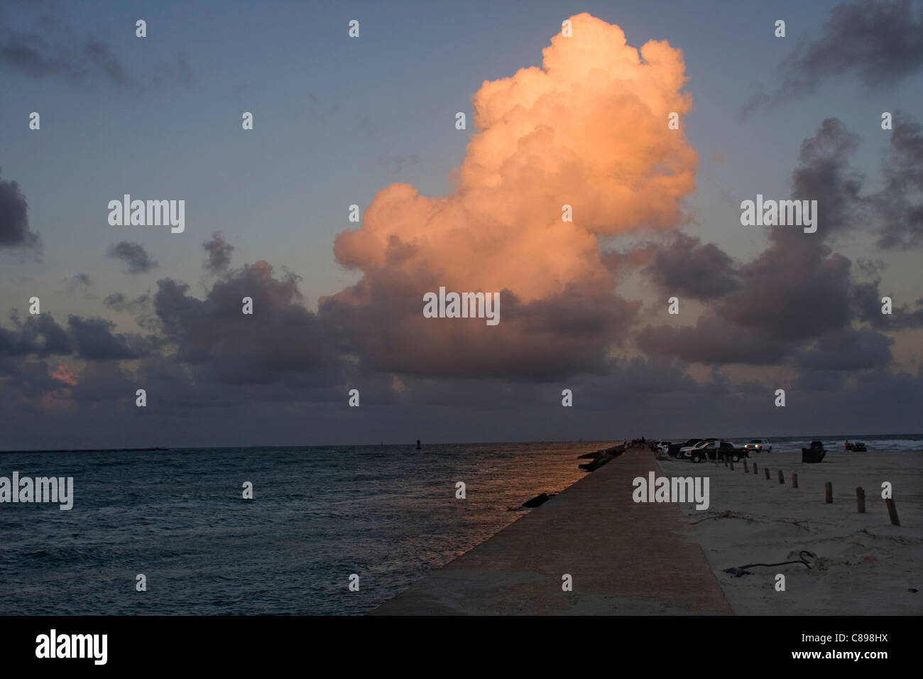 Anochecer con cúmulos nubosos lite de sol al atardecer en Port Aransas Texas USA Foto de stock