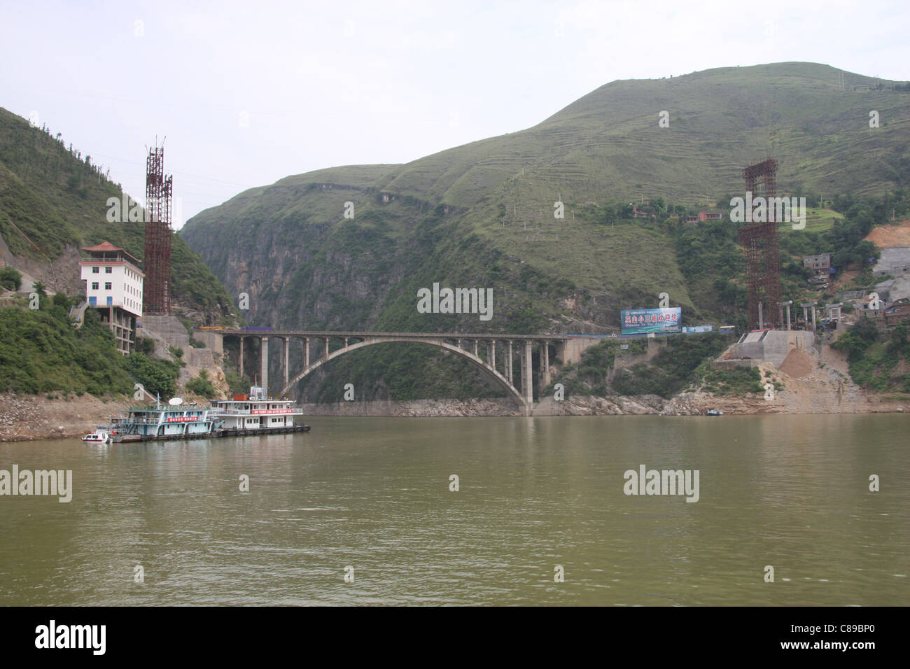 Nueva construcción de un puente en la entrada al río Daning (menor) de las Tres Gargantas, China Foto de stock