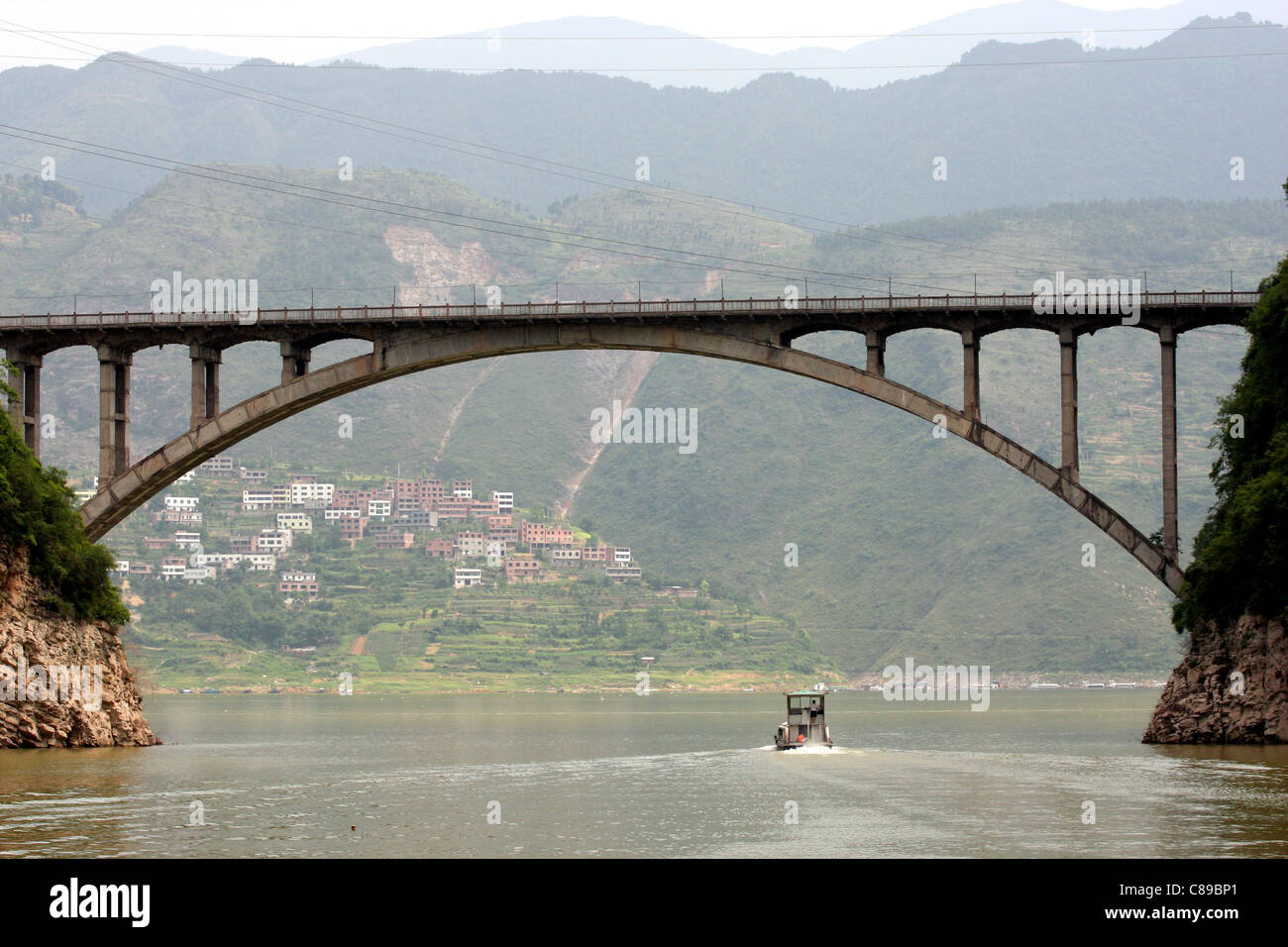 Puente en la confluencia de la menor de las Tres Gargantas Daning (Río) y el río Yangtze, cerca de Wushan, China Foto de stock