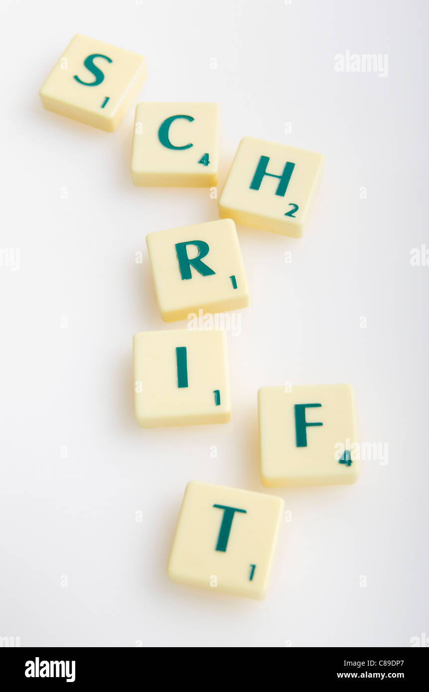 Scrabble con la palabra 'Schrift" sobre fondo blanco. Foto de stock