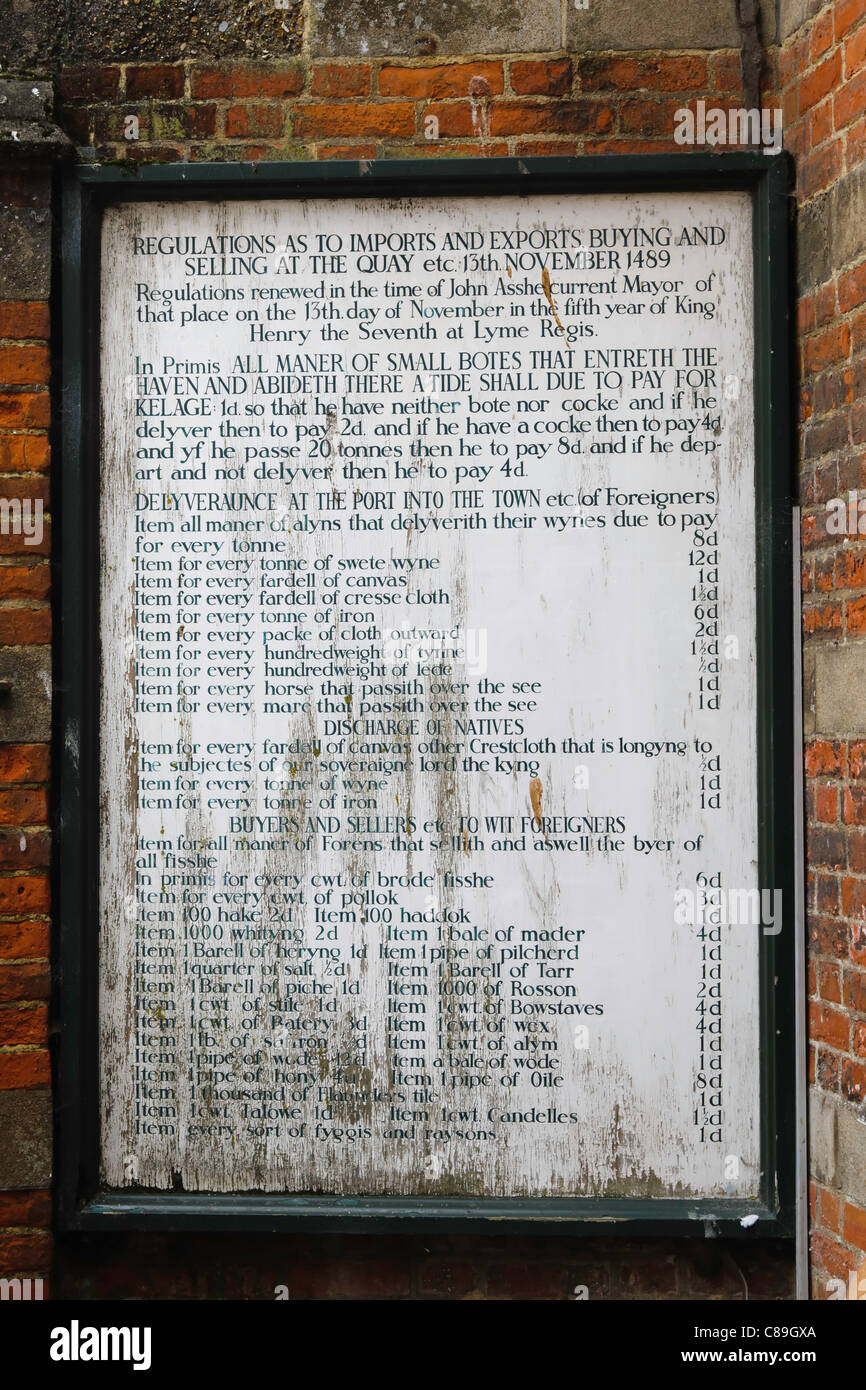 De noviembre de 1489 tablones de anuncios de los Reglamentos en cuanto a las importaciones y exportaciones, comprando y vendiendo en el muelle de Lyme Regis en Dorset, Reino Unido Foto de stock