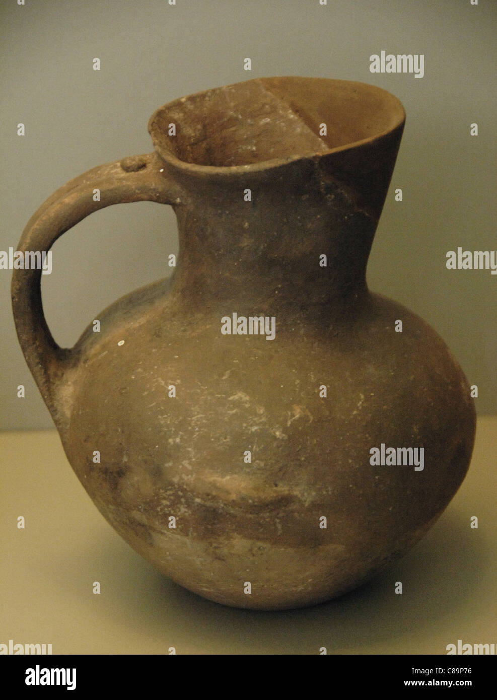 Arte prehistórico. A principios de la Edad de Bronce. Jar artesanal de arcilla sin decoración. Cuerpo globular, de boca ancha y una empuñadura. Foto de stock
