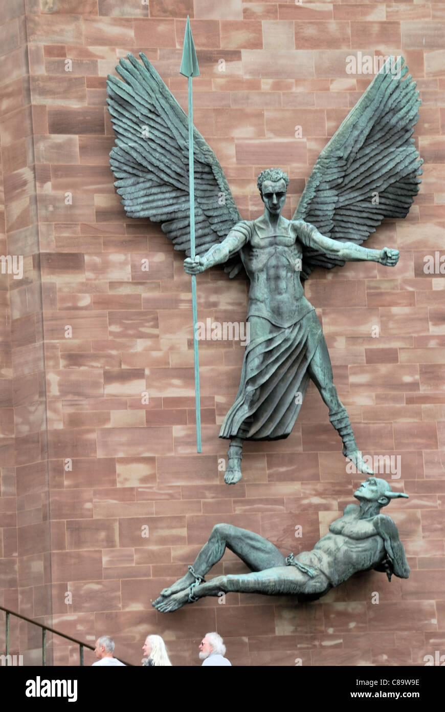 Vista de la moderna escultura religiosa en frente de la catedral vieja y nueva, Coventry Foto de stock