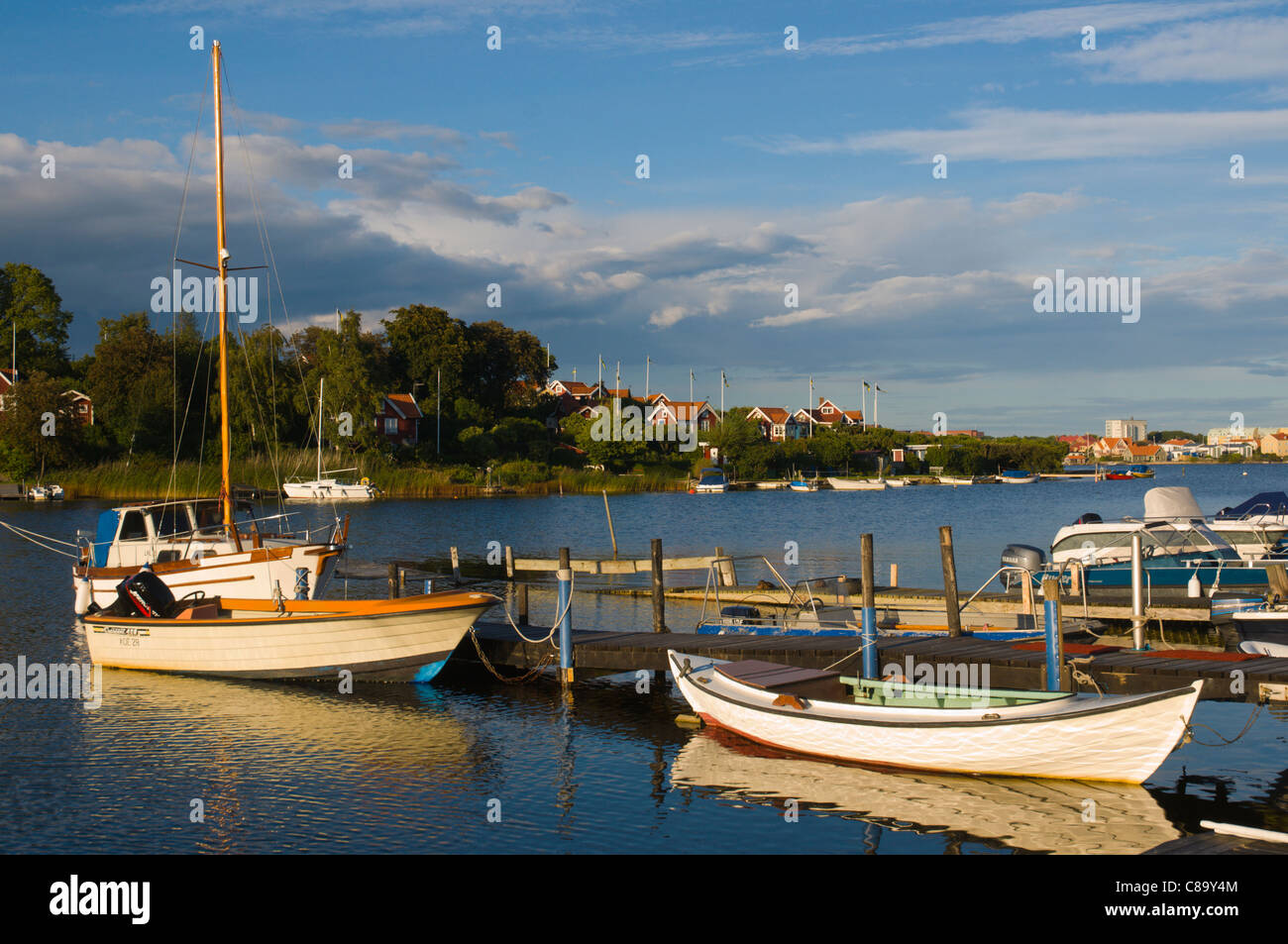 Barcos amarrados cerca de casas de vacaciones en isla Saltö Karlskrona Suecia meridional Europa Foto de stock