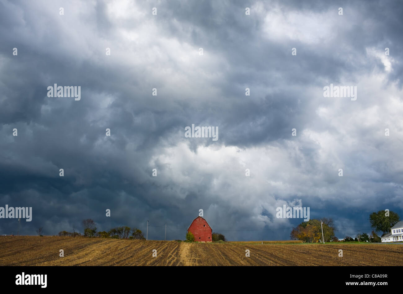 Granero rojo bajo nubes de tormenta, Piedra saudita, Valle Mohawk y del Estado de Nueva York Foto de stock
