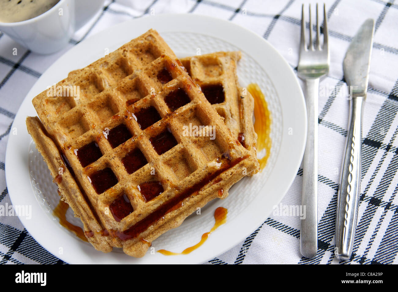 Waffles de zanahoria para desayunar con jarabe de arce y el café