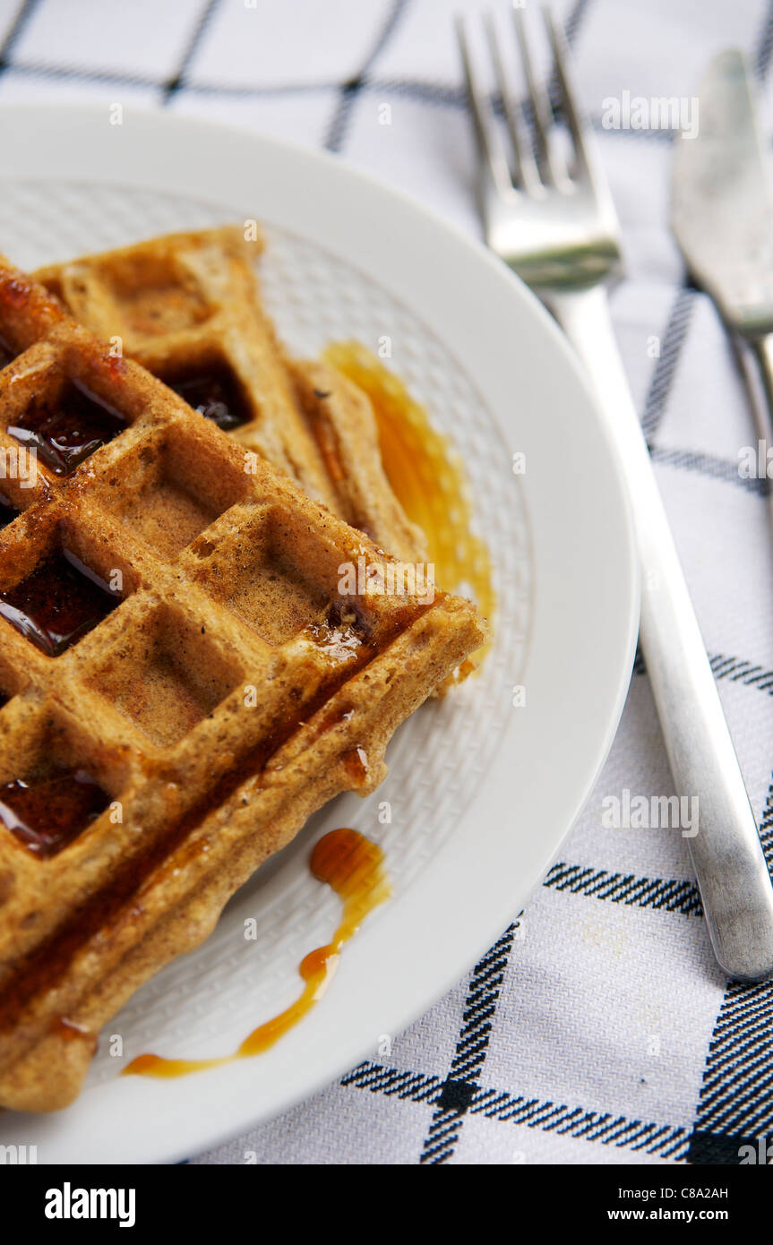 Waffles de zanahoria para desayunar con jarabe de arce Fotografía de