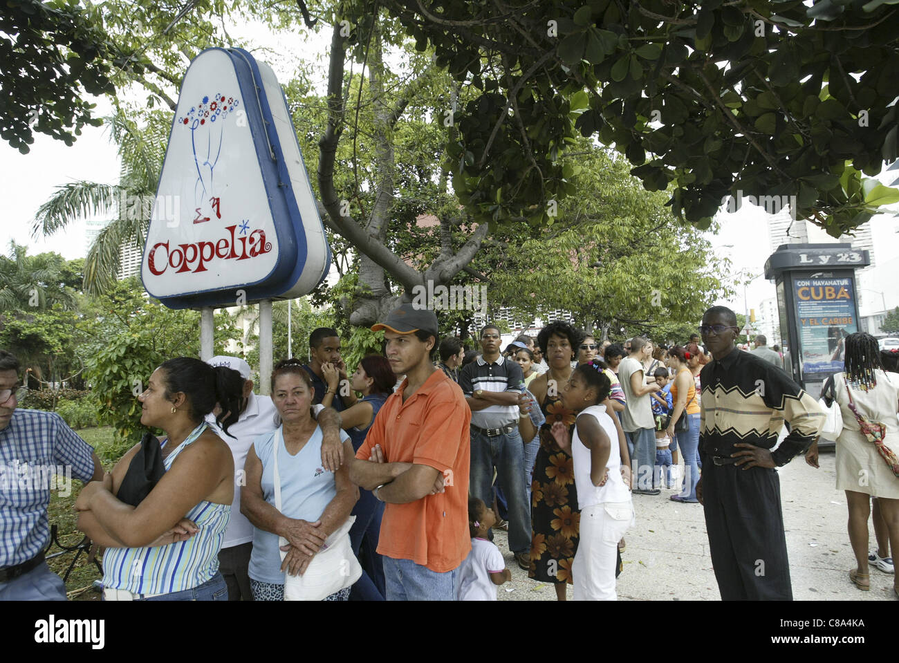 Los cubanos de larga cola esperando para entrar en la tienda de