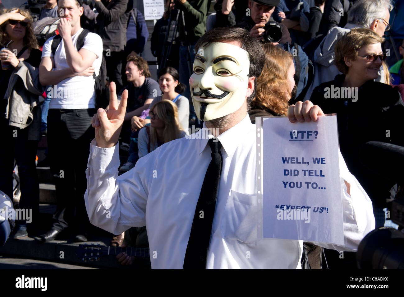 Manifestante en V de Vendetta máscara en ocupar Bolsa de Londres, la Catedral de San Pablo, Londres, Inglaterra Foto de stock