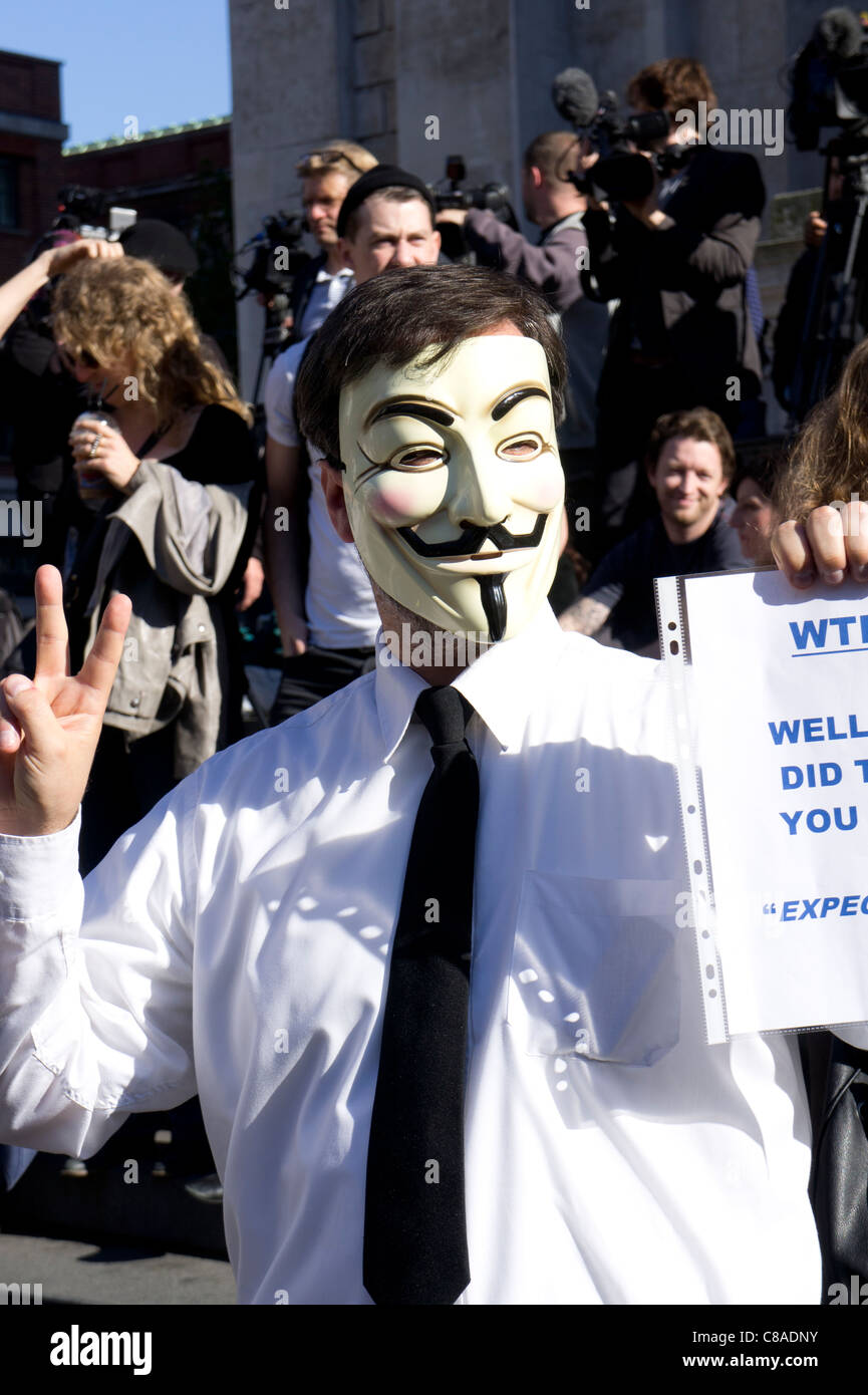 Manifestante en V de Vendetta máscara en ocupar Bolsa de Londres, la Catedral de San Pablo, Londres, Inglaterra Foto de stock