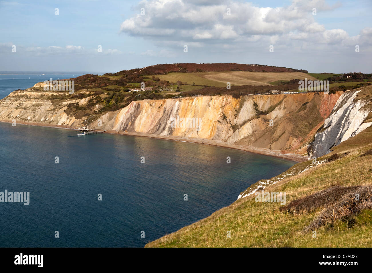 Alum Bay, en la Isla de Wight. De interés geológico y una atracción turística, la bahía se destaca por sus acantilados de arena multicolor. Foto de stock