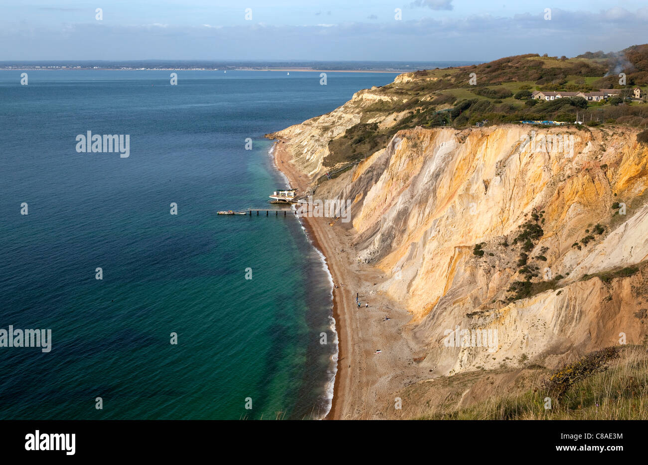 Alum Bay, en la Isla de Wight. De interés geológico y una atracción turística, la bahía se destaca por sus acantilados de arena multicolor. Foto de stock
