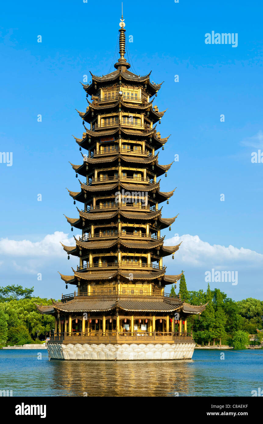 Guilin uno de los Gemelos de oro pagodas templo en China Foto de stock