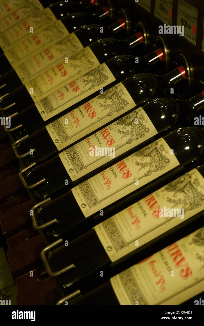 Botellas de vino Chateau Petrus en una línea. Foto de stock