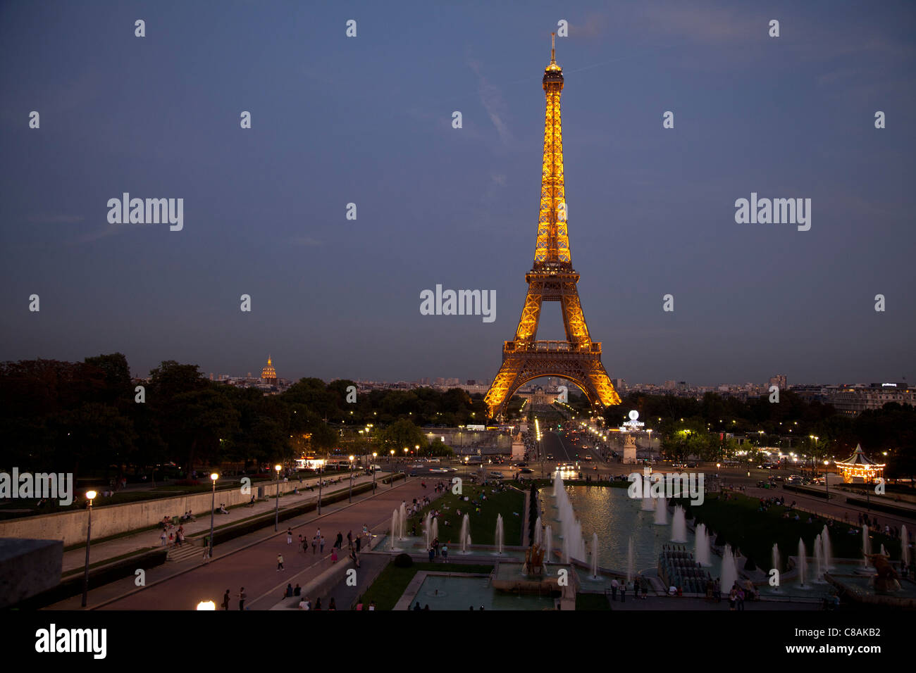 Torre Eiffel en la noche, París, Francia Foto de stock