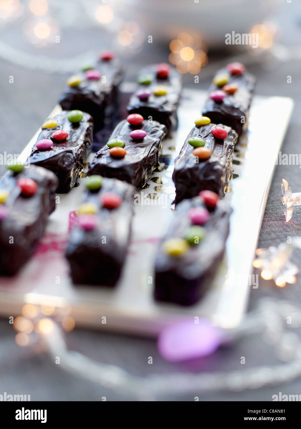Registro de chocolate pequeños pasteles decorados con Smarties Foto de stock