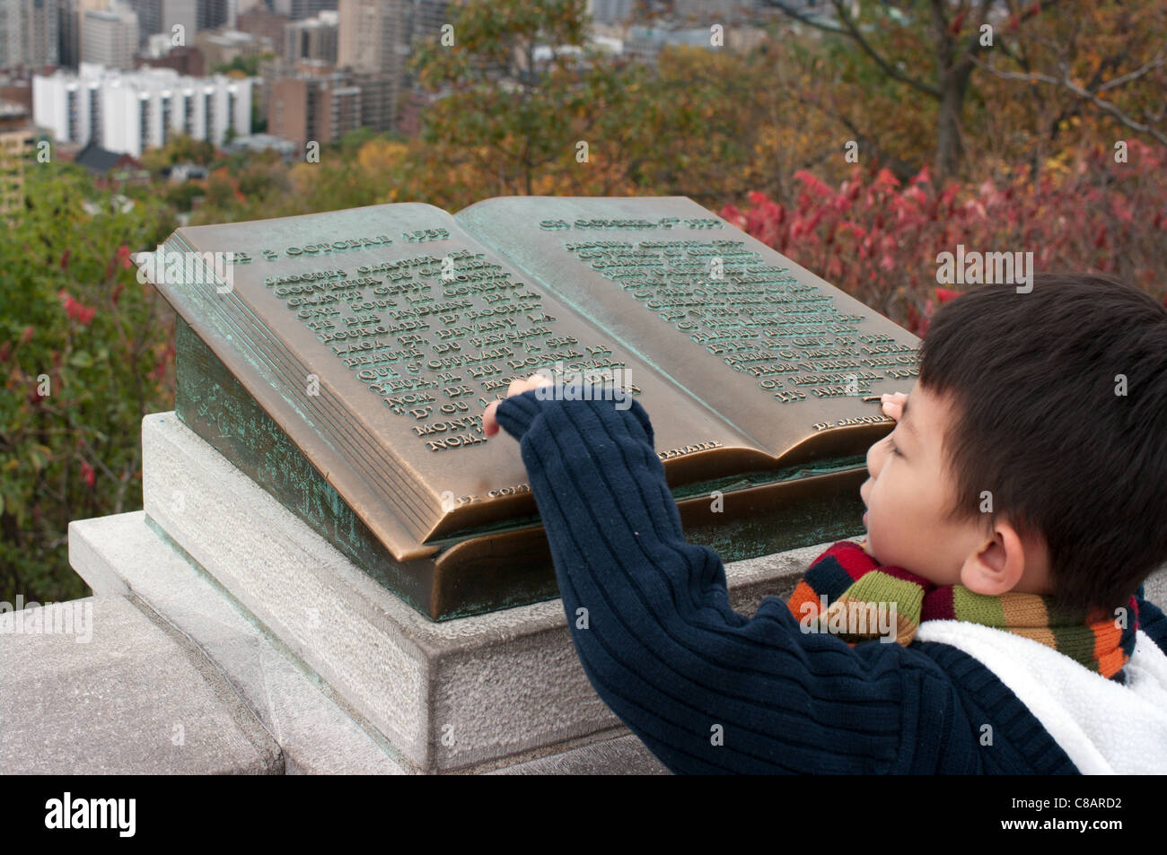 Chico asiático starring en el libro de Mount Royal, Montreal, Quebec Foto de stock