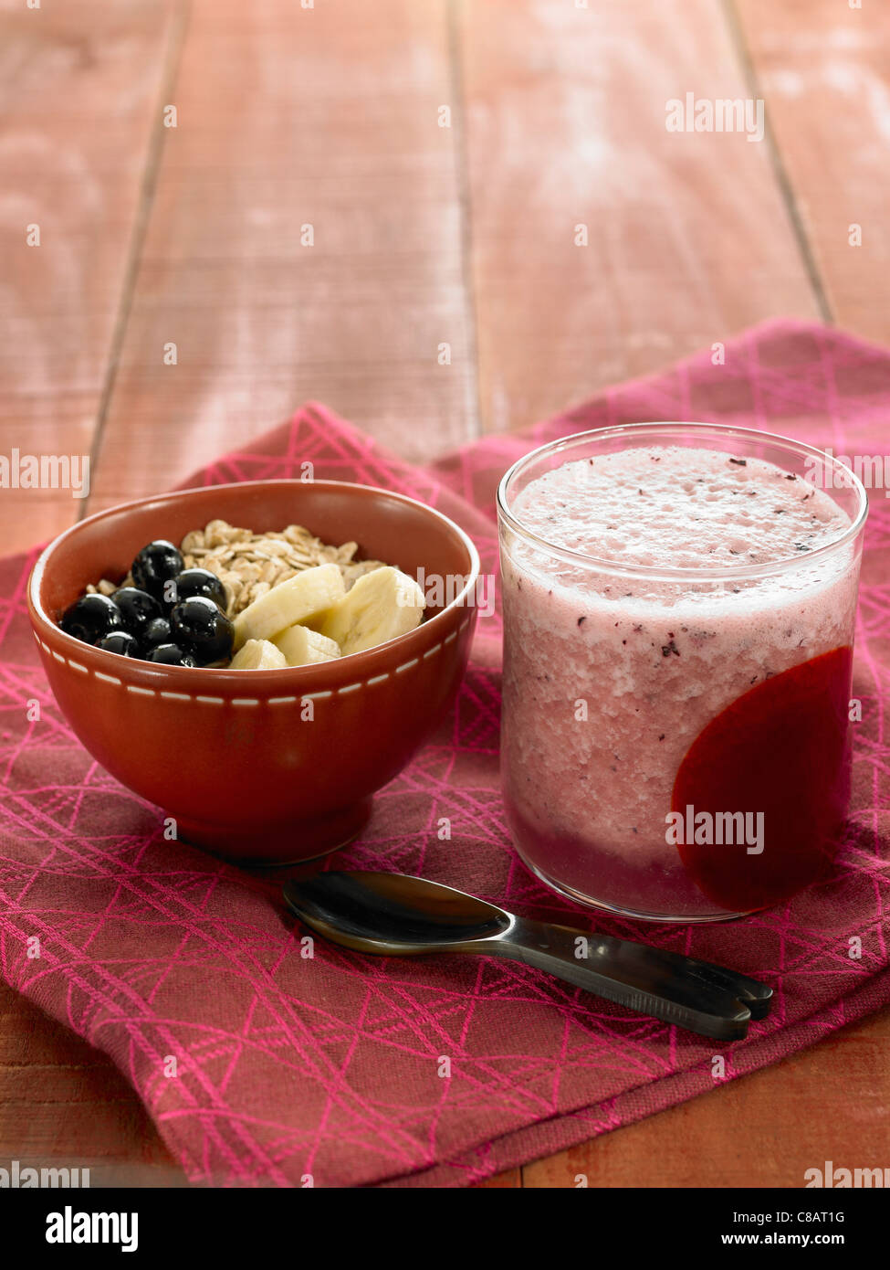 Bebida, fruta fresca y cereales Foto de stock