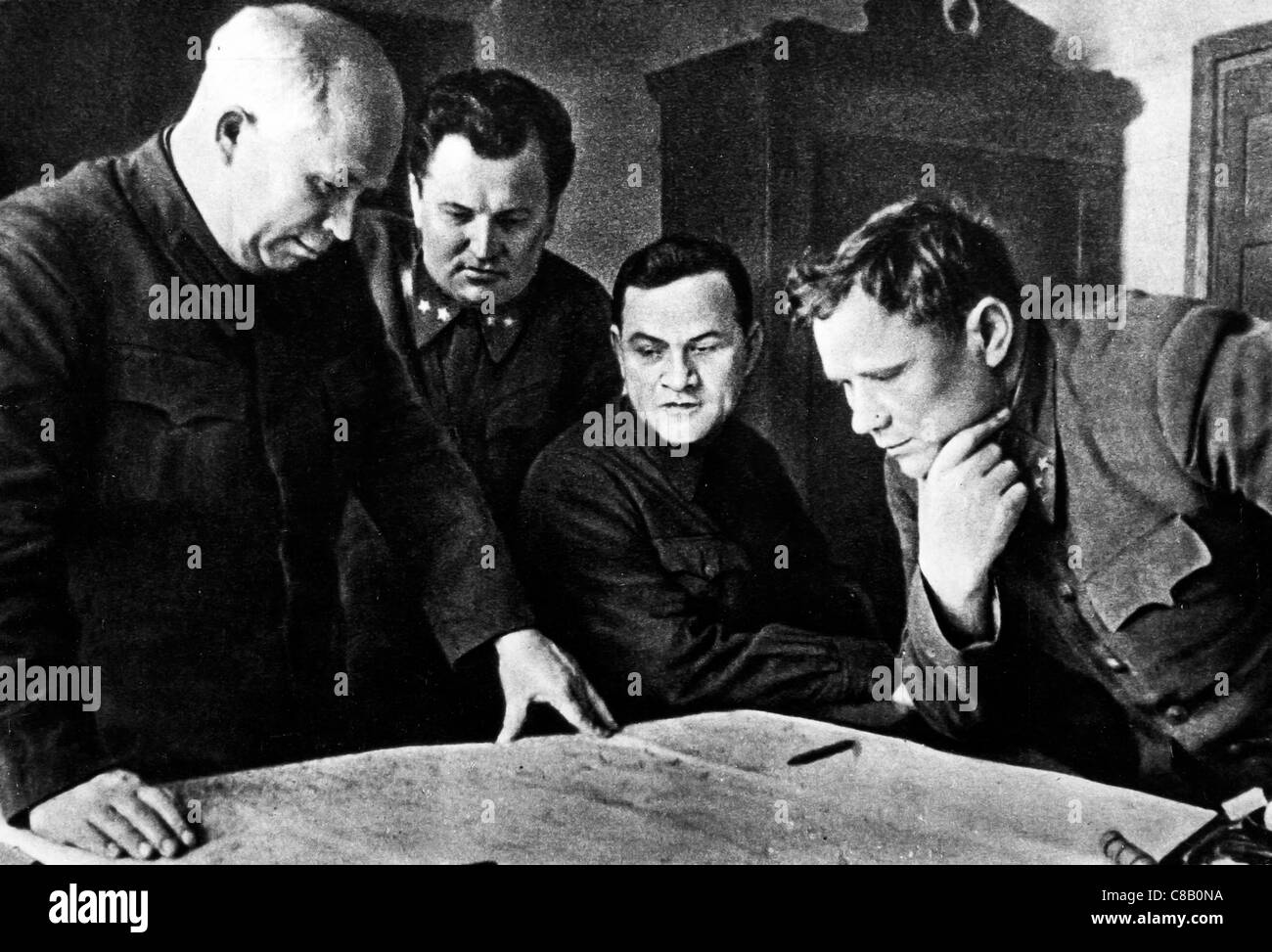 Nikita Khrushchev,Kiricenko,Ciuianov,Yeremenko tiene su sede en Stalingrado,1942 Foto de stock