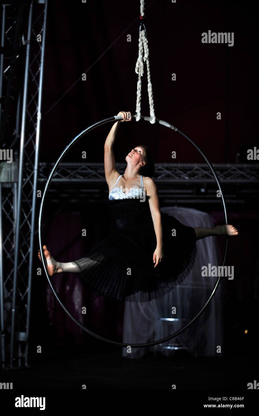 Aro de antena performer Shaena Nofitstate Brandell practicando con el Circo de gira en el sur de Gales, Reino Unido Foto de stock