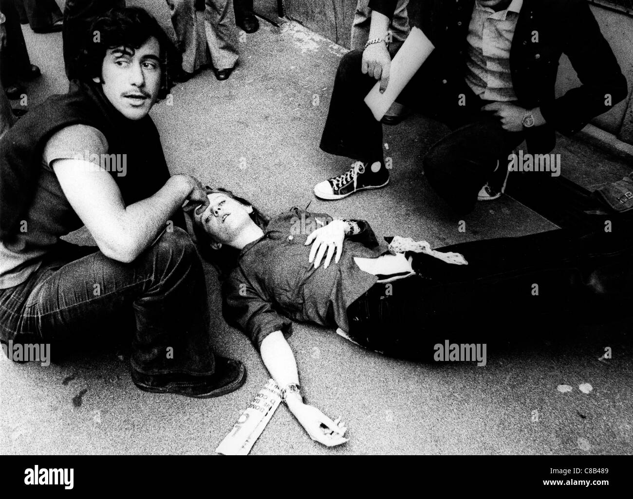 Manifestación antifascista,heridos,Milán 1974 Foto de stock
