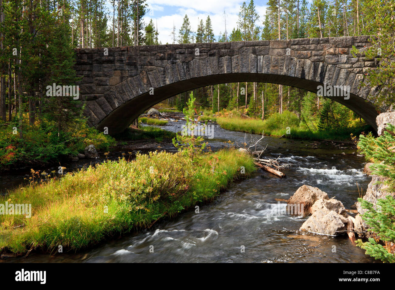 Este es un puente sobre el arroyo de langosta justo al norte de la entrada sur de Yellowstone en us89. es realmente justo por delante de los alces se cae. Foto de stock