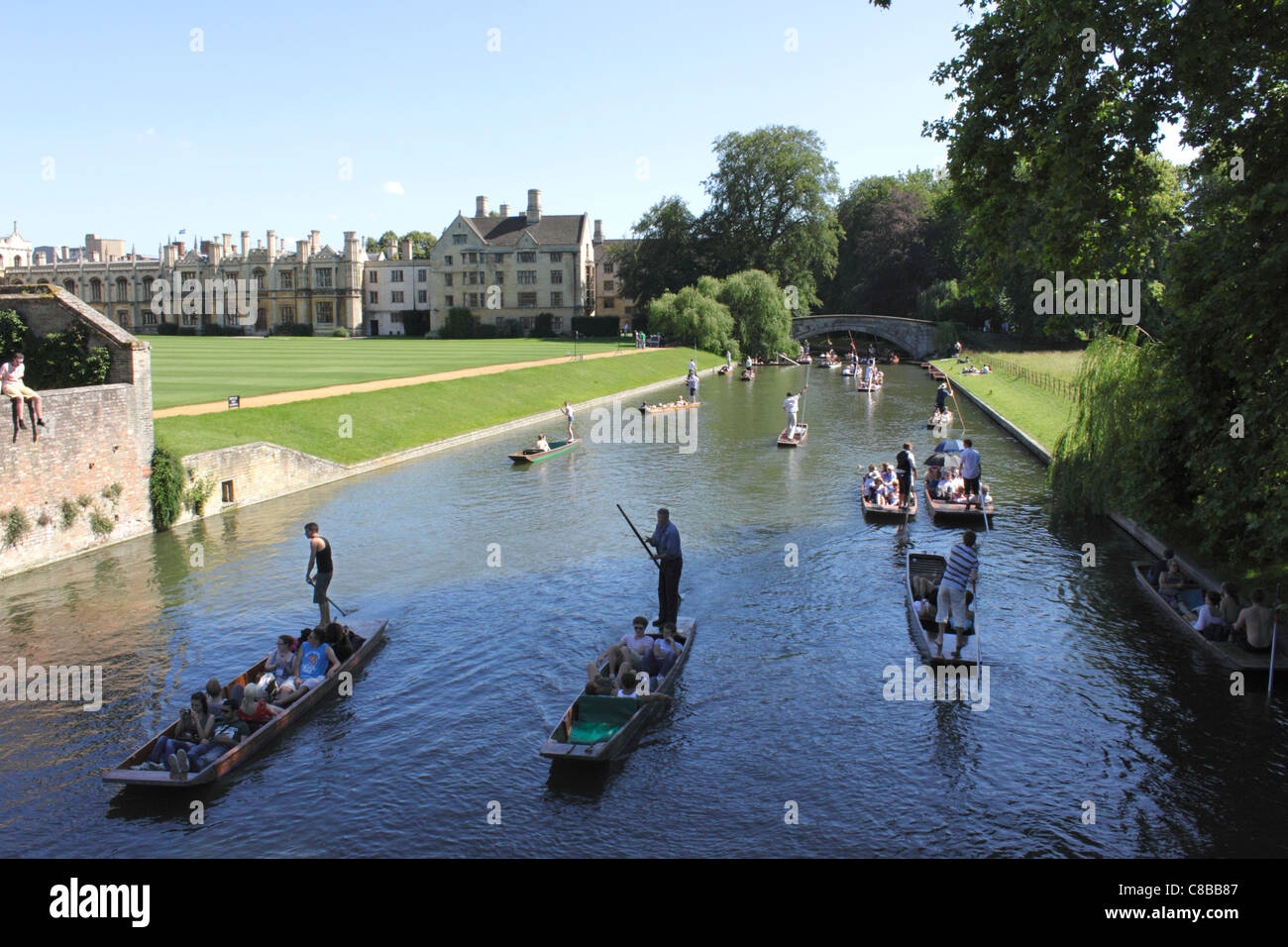 Navegar por el río Cam por el Kings College de Cambridge Foto de stock