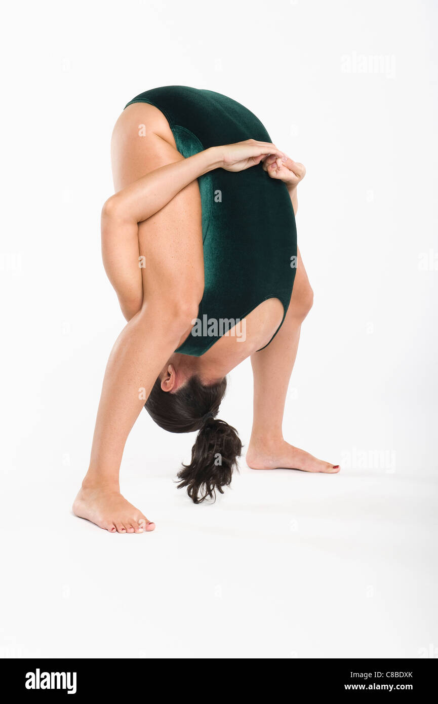 Mujer adulta media agacharse Foto de stock