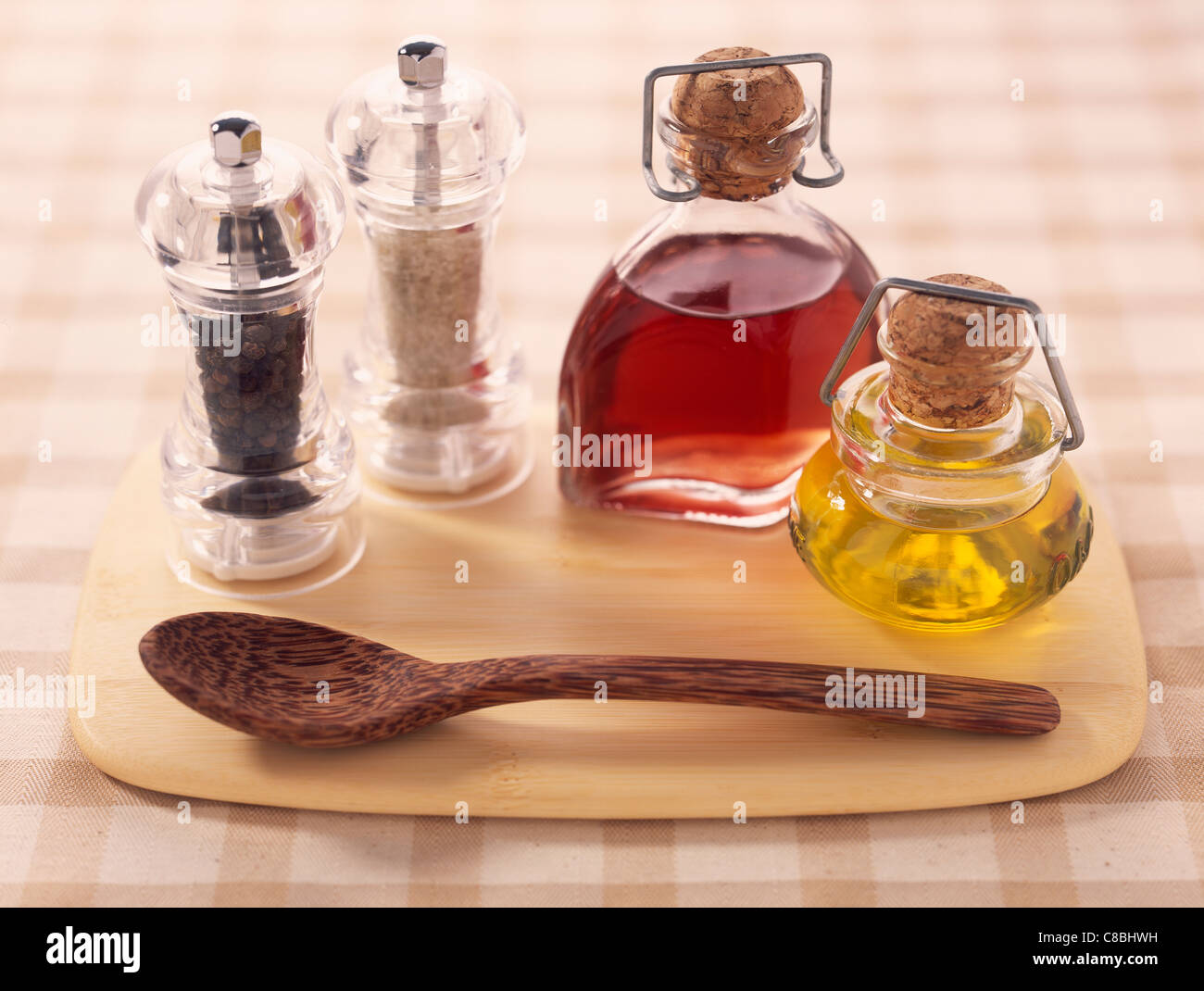 Sal, pimienta, aceite y vinagre Fotografía de stock - Alamy