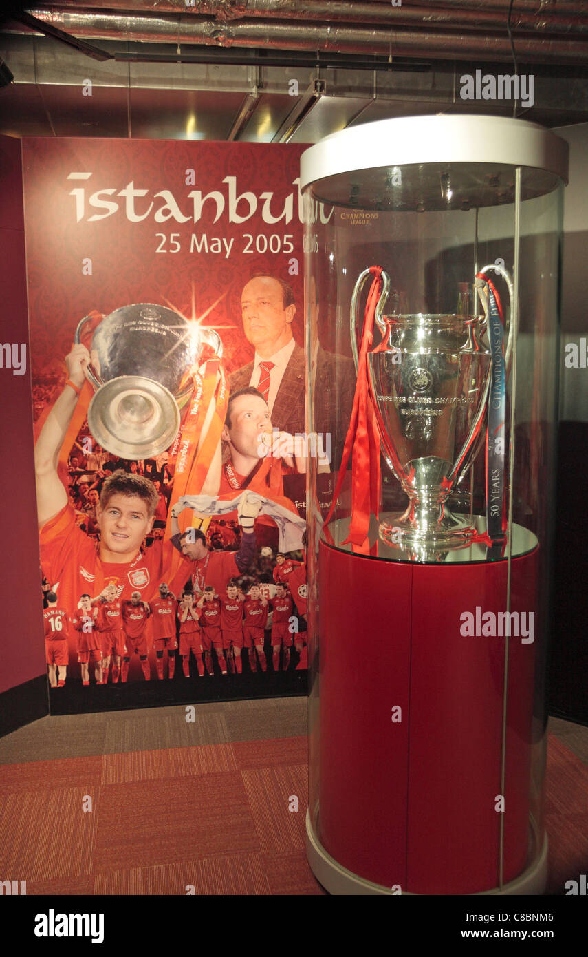 El trofeo de la Liga de Campeones de Europa de Estambul de 2005 en Anfield, el estadio del Liverpool Fútbol club. Foto de stock
