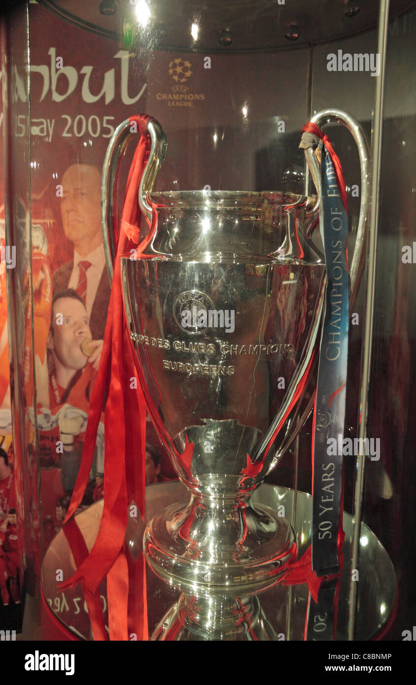 El trofeo de la Liga de Campeones de Europa de Estambul de 2005 en Anfield, el estadio del Liverpool Fútbol club. Foto de stock