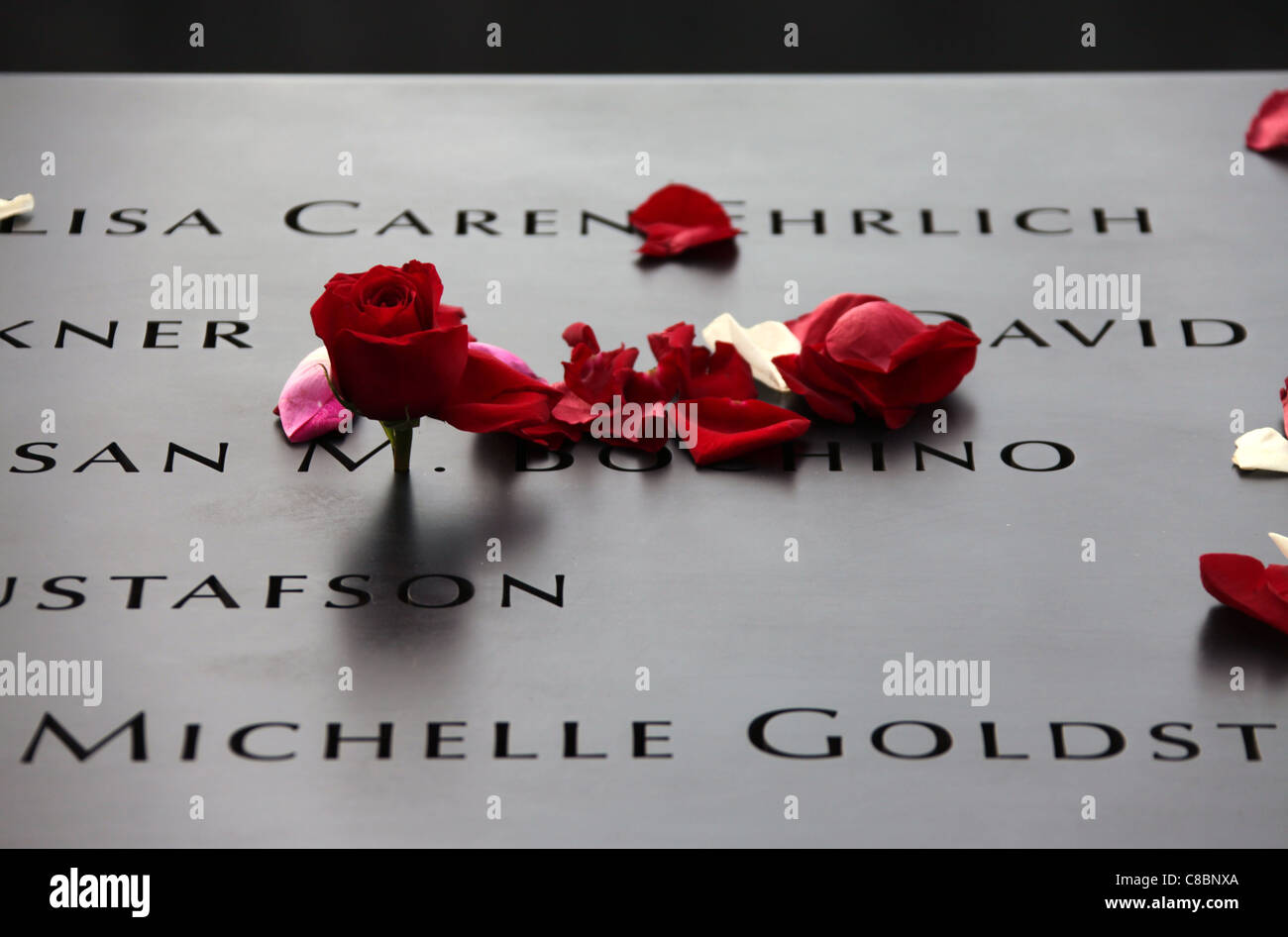 Un tributo floral en el recién inaugurado September 11th Memorial Nacional Foto de stock