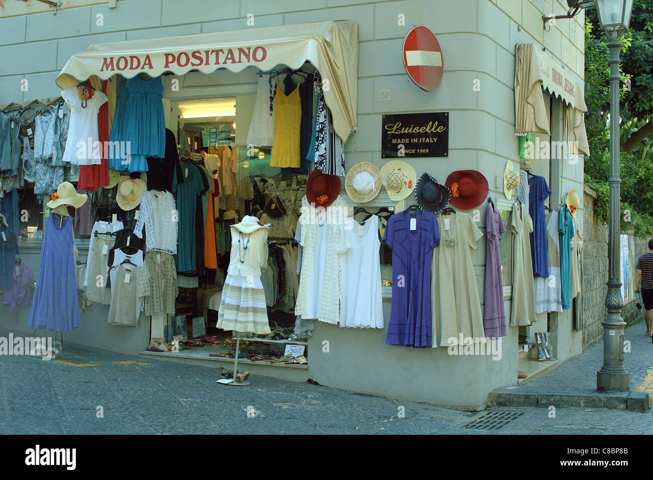 Tienda de ropa de Positano, Italia Foto de stock