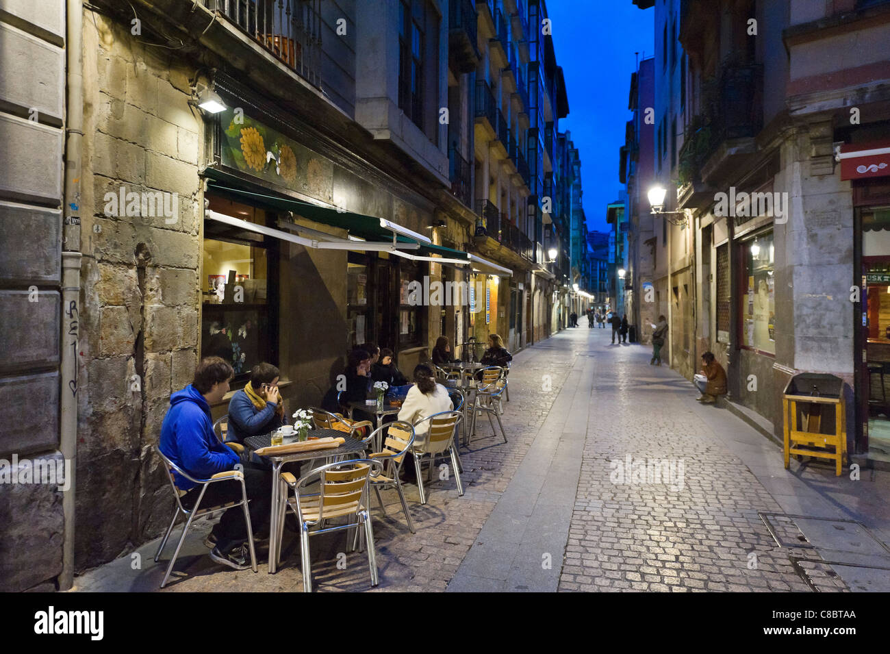 Bares en uno de los estrechos en el casco histórico de la ciudad (Casco  Viejo), Bilbao, Vizcaya, País Vasco, España Fotografía de stock - Alamy