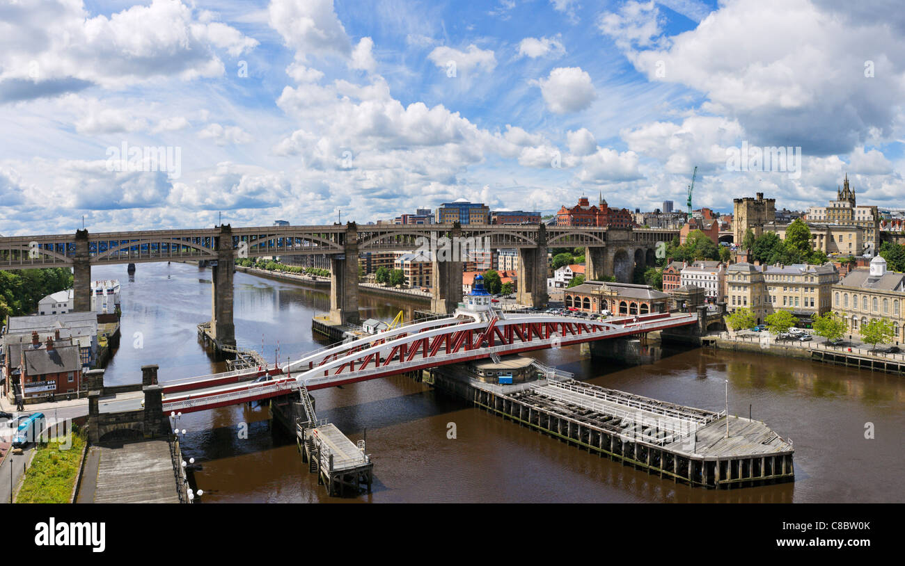 Vista hacia el centro de la ciudad desde el puente Tyne Bridge con Swing &Puente de alto nivel en primer plano, Newcastle upon Tyne, Reino Unido Foto de stock