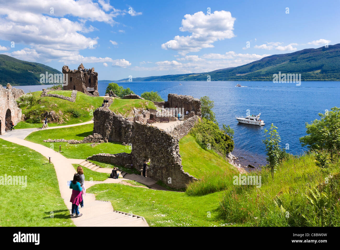 Las ruinas del castillo Urquhart en la orilla occidental del lago Ness (sitio de muchos avistamientos de Nessie), Drumnadrochit, Highland, Escocia Foto de stock