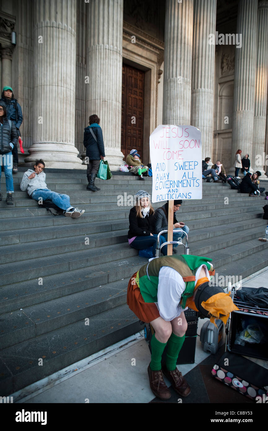 Anti globalismo campamento de protesta en la catedral de San Pablo en Londres el 19 de octubre de 2011 Foto de stock