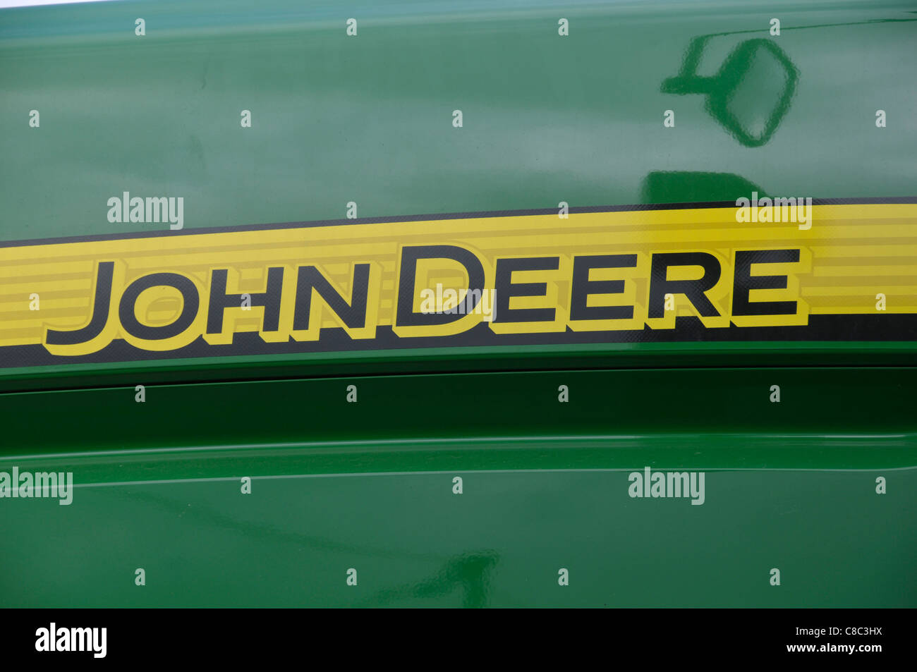 Una marca John Deere gorra verde es visto contra un fondo blanco Fotografía  de stock - Alamy