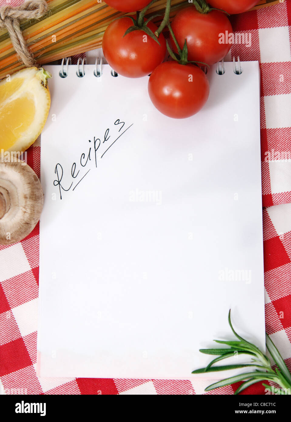 Bodegón con verduras recetas en blanco sobre fondo cuadriculado Foto de stock
