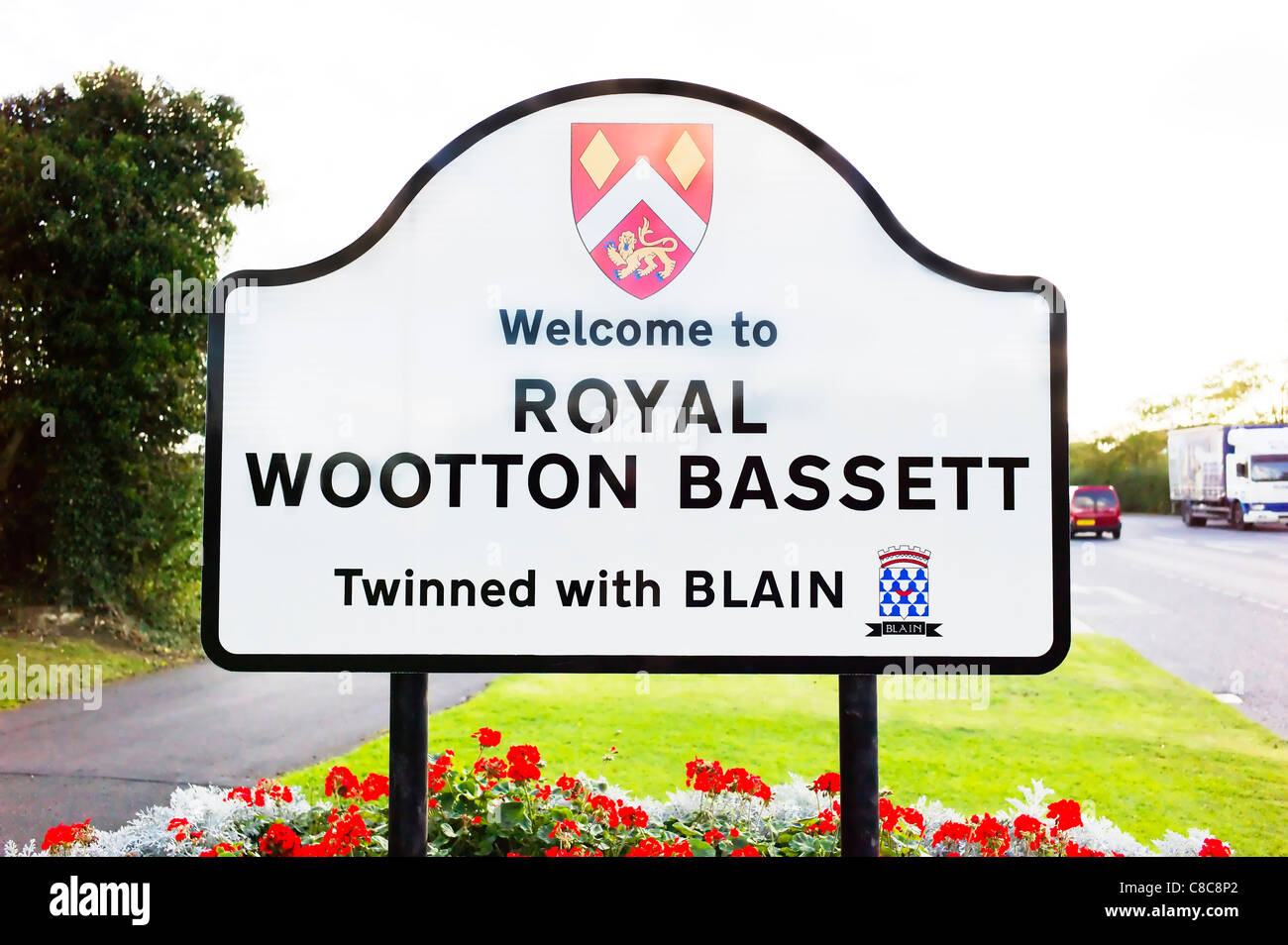 Firmar para Royal Wootton Bassett inaugurado en octubre de 2011 en Wiltshire, REINO UNIDO Foto de stock