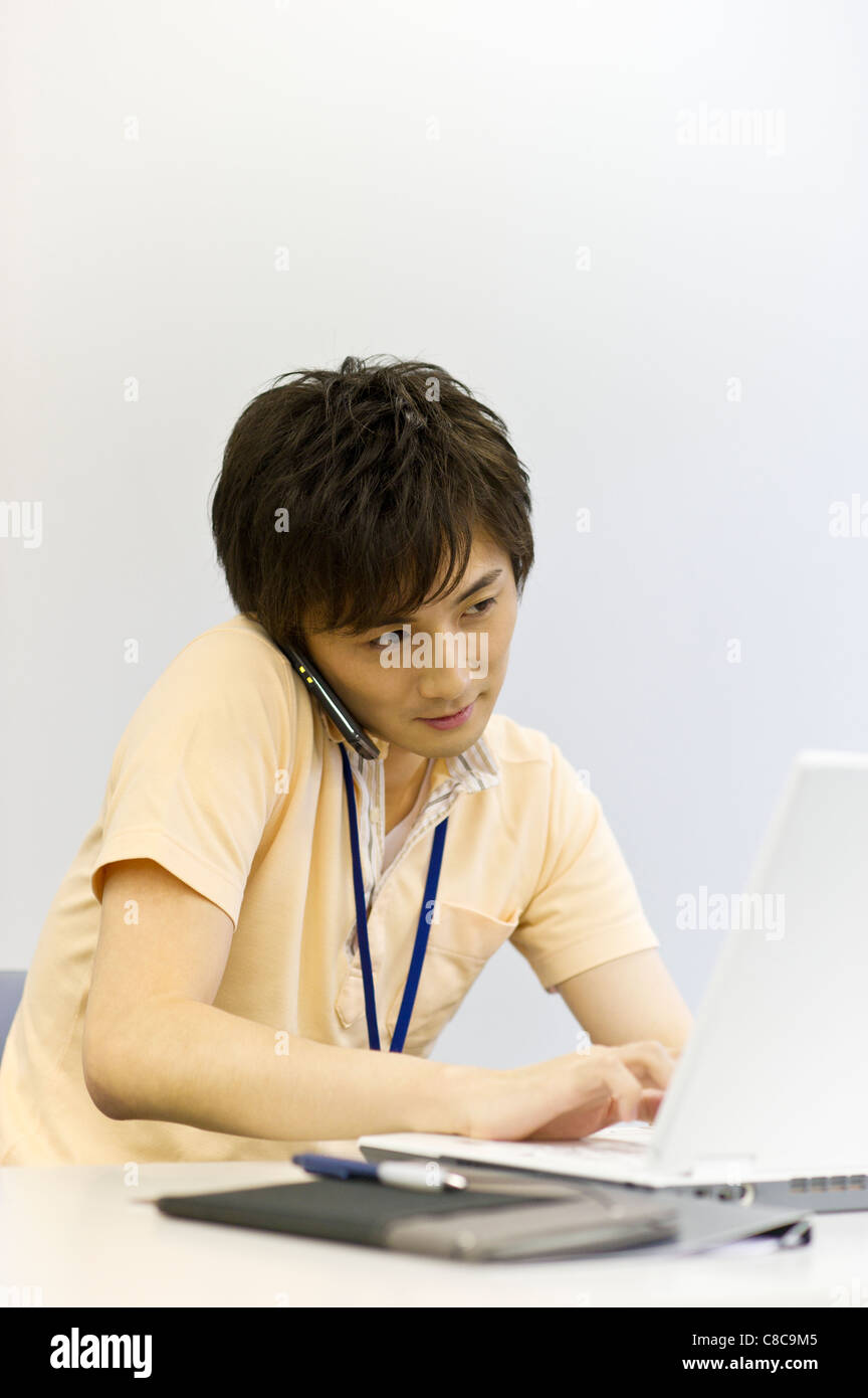 Joven casual de negocios hablando por teléfono inteligente Foto de stock