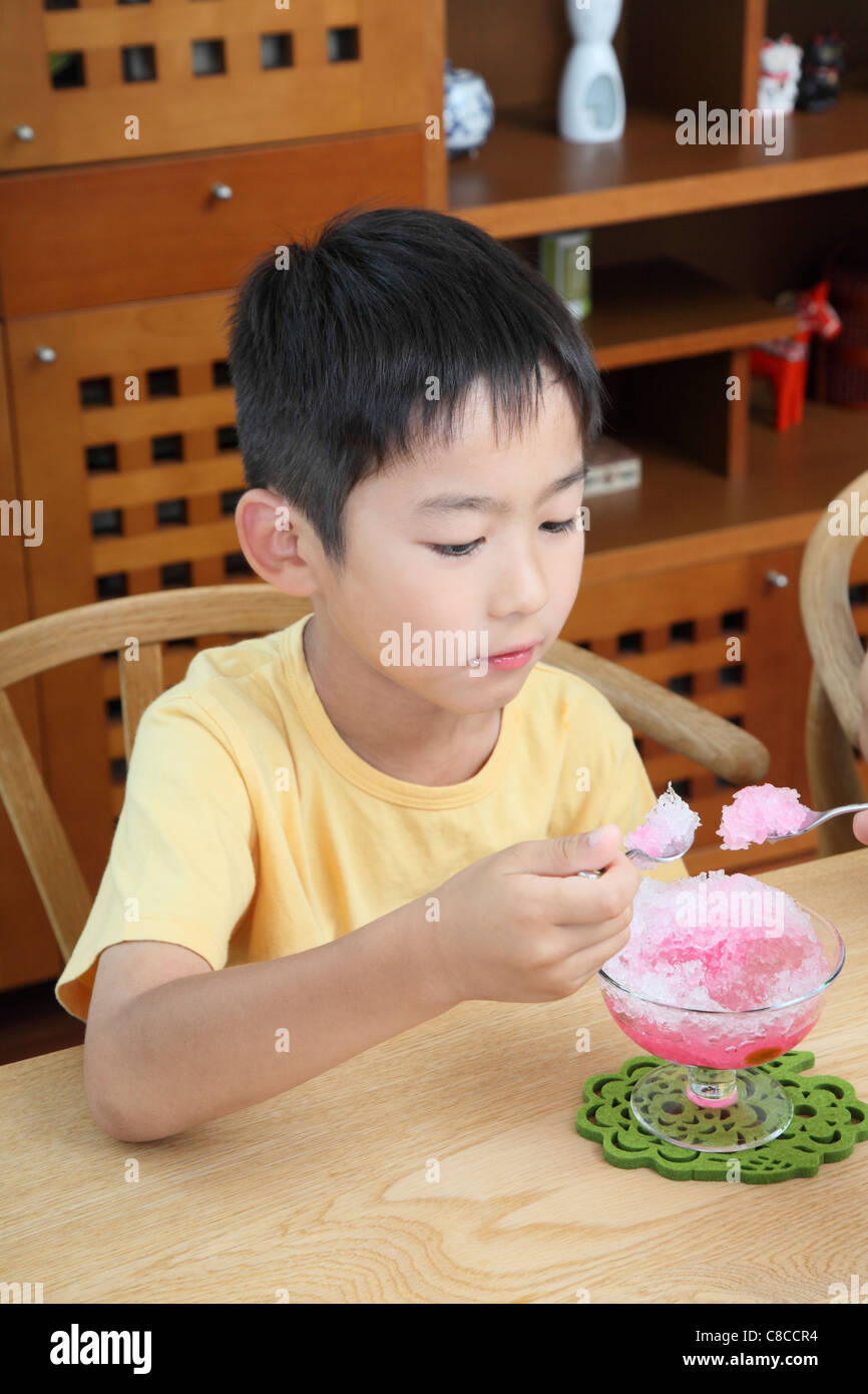 Boy comiendo shaved ice Foto de stock