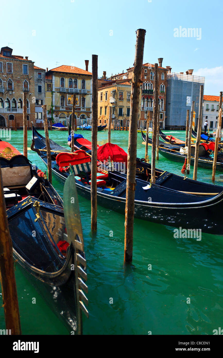 Las góndolas amarradas en el Gran Canal Venecia Italia Foto de stock