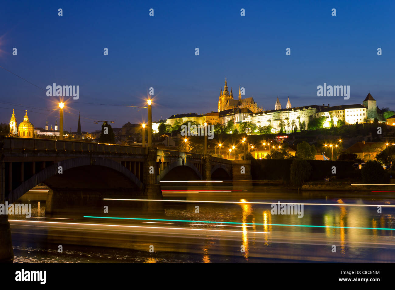 El Castillo de Praga por la noche Foto de stock