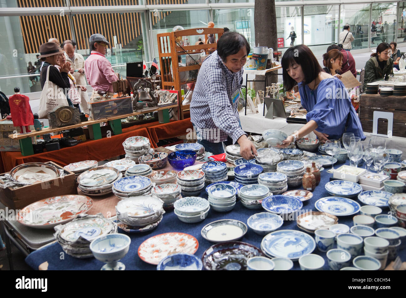 Japón, Tokio, Yurakucho Oedo, mercado de antigüedades mensual en el Edificio Fórum Internacional de Tokio, la alfarería mostrar Foto de stock