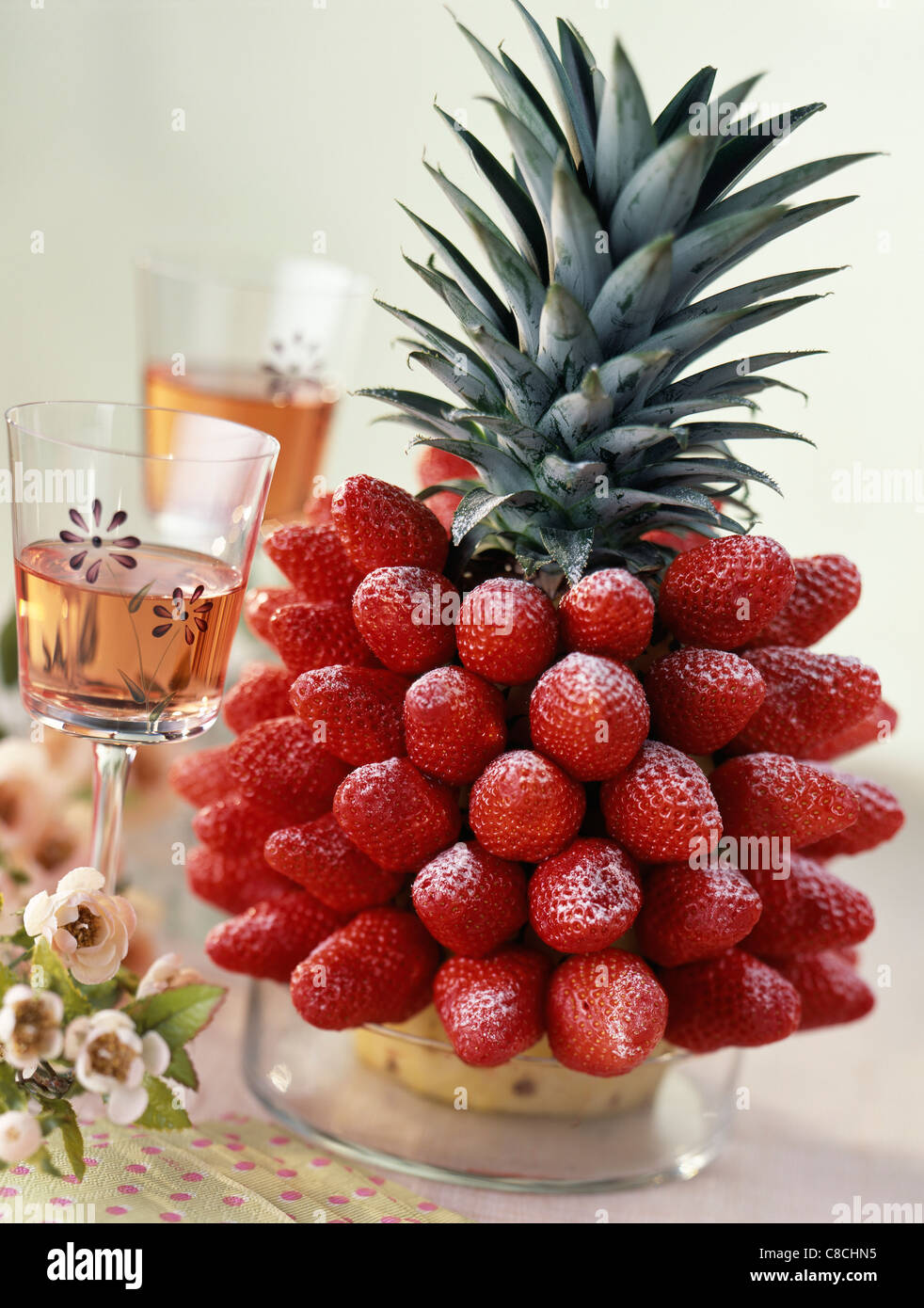 Piña decorada con fresas Fotografía de stock - Alamy