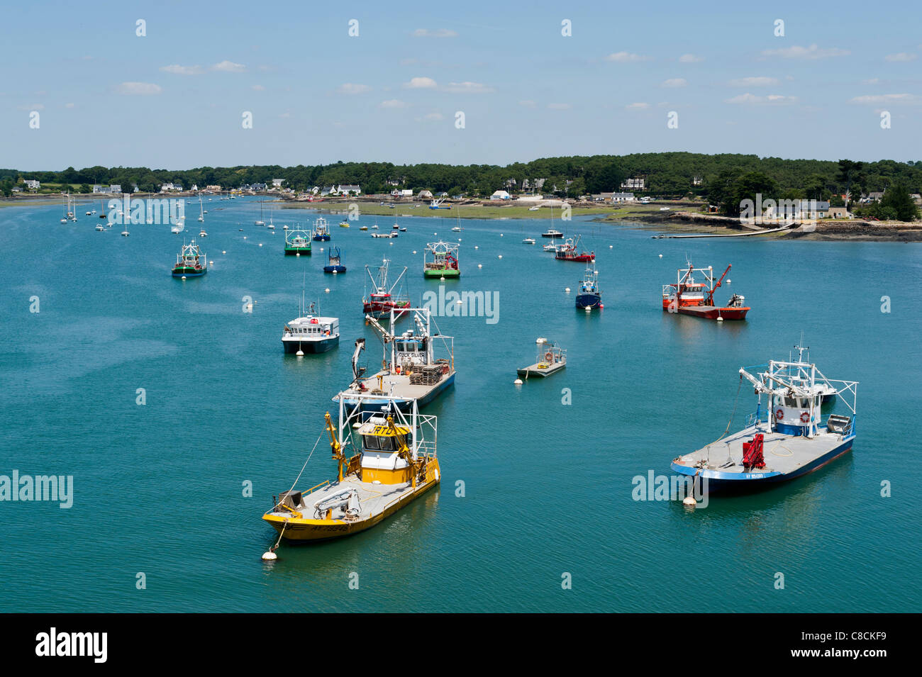 Botes de ostras, amarrado, a la espera de su uso en La Trinite sur Mer, Bretaña, Francia Foto de stock