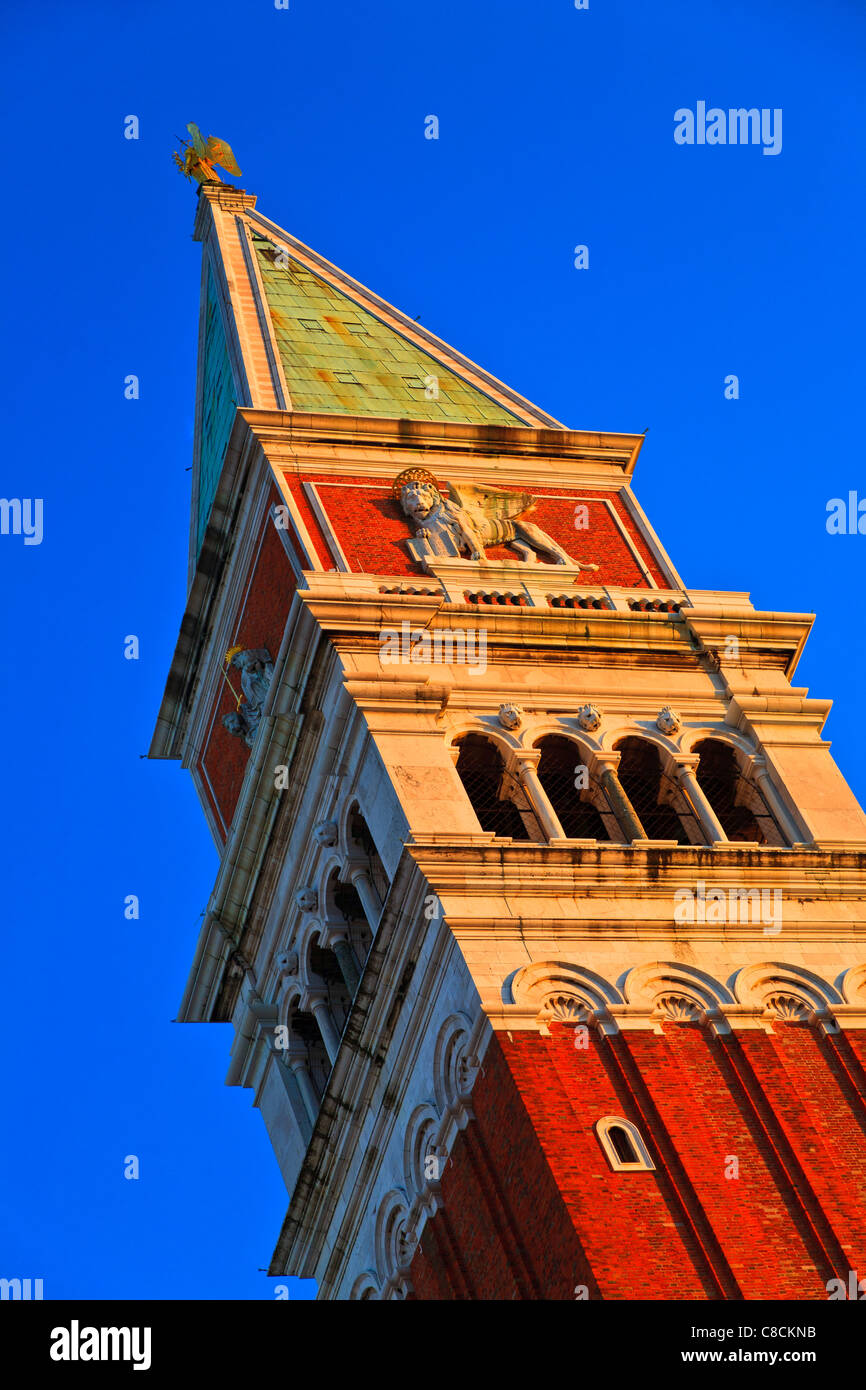 Campanile campanario de ladrillo Piazza San Marco en Venecia Foto de stock